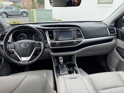 Used 2019 Toyota Highlander XLE AWD/4WD image 14