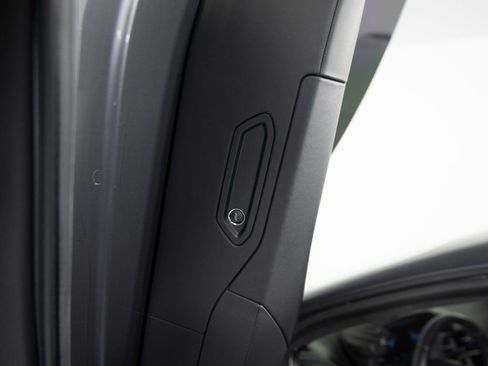 Used 2023 McLaren Artura image 10