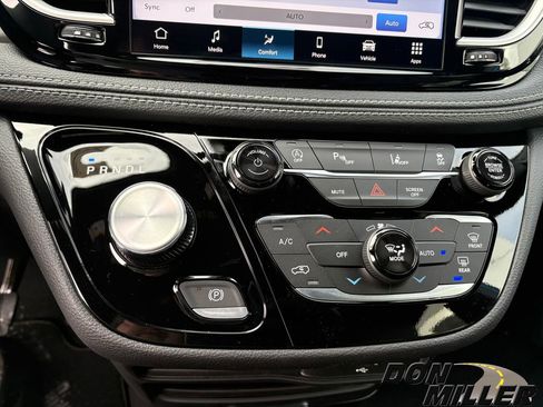 New 2026 Chrysler Pacifica Select w/ S Appearance Package image 19