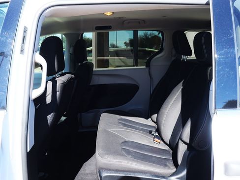 Used 2020 Chrysler Voyager L image 34