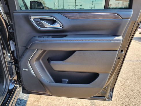 Used 2022 Chevrolet Suburban Z71 w/ Luxury Package image 11