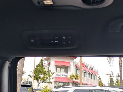 Used 2025 Chrysler Pacifica Select image 26