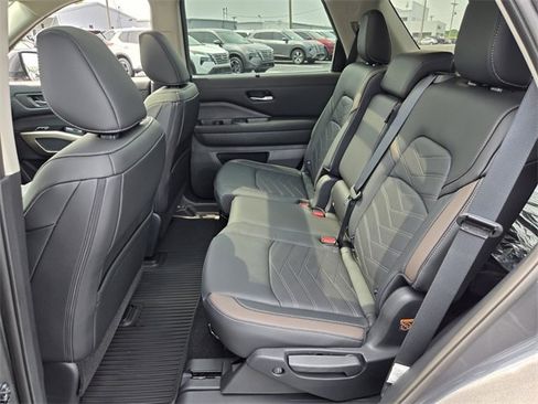 New 2025 Nissan Pathfinder Platinum w/ Black Appearance Package image 9