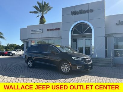 Used 2025 Chrysler Pacifica Select