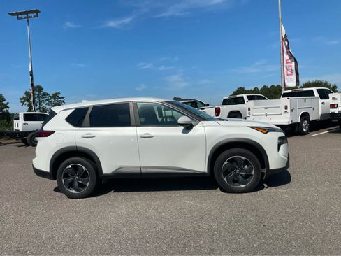 Used 2024 Nissan Rogue SV AWD/4WD image 4