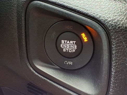 Used 2025 Jeep Gladiator Sport image 10