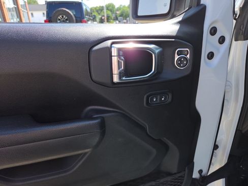 Certified 2025 Jeep Gladiator Sport AWD/4WD image 14