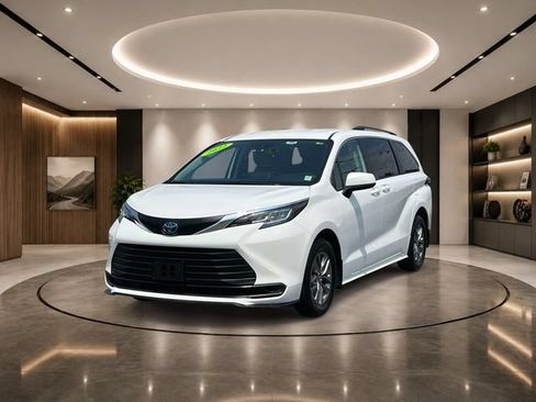 Used 2022 Toyota Sienna LE FWD image 4