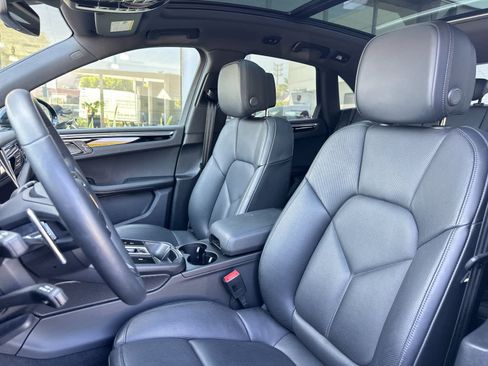 Certified 2025 Porsche Macan AWD/4WD image 5