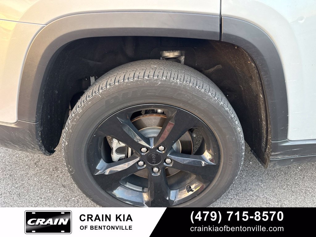 Used 2024 Jeep Grand Cherokee L Altitude AWD/4WD image 11