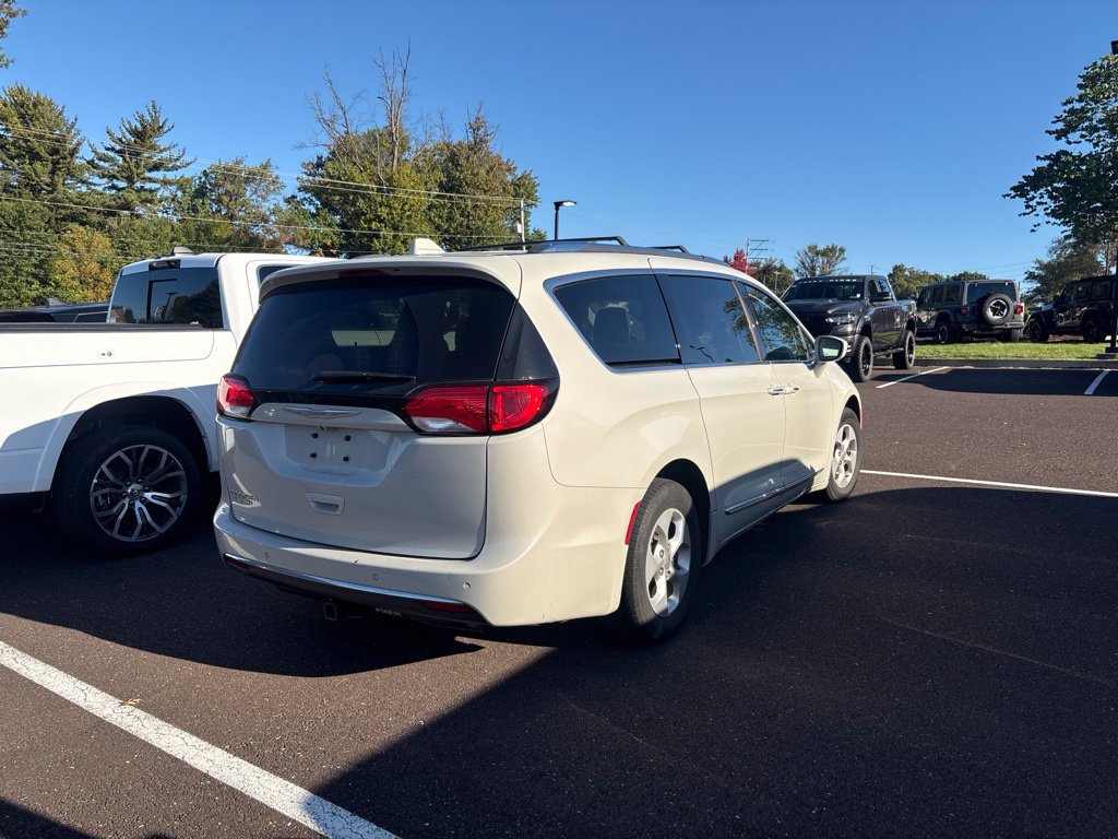 Used 2017 Chrysler Pacifica Touring-L Plus FWD image 2