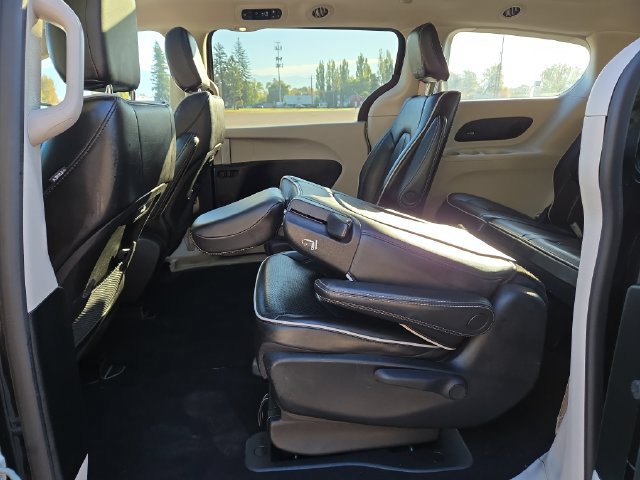 Used 2023 Chrysler Pacifica Limited FWD image 36
