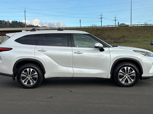 Used 2022 Toyota Highlander XLE image 2