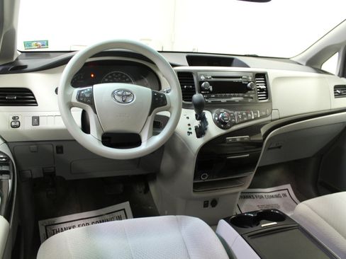 Used 2014 Toyota Sienna LE image 7