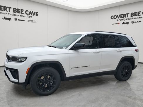 New 2026 Jeep Grand Cherokee Altitude image 4