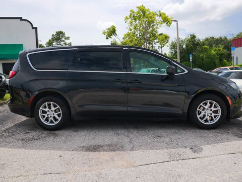 Used 2017 Chrysler Pacifica LX image 18