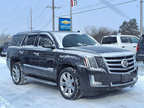 Used 2015 Cadillac Escalade Luxury image 3