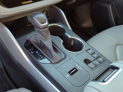 Certified 2023 Toyota Highlander XLE image 18