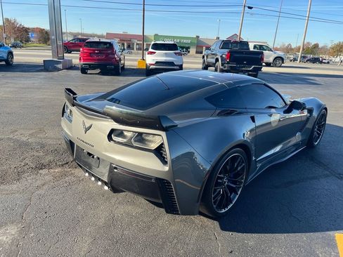 Used 2015 Chevrolet Corvette Z06 w/ 3LZ Preferred Equipment Group image 5