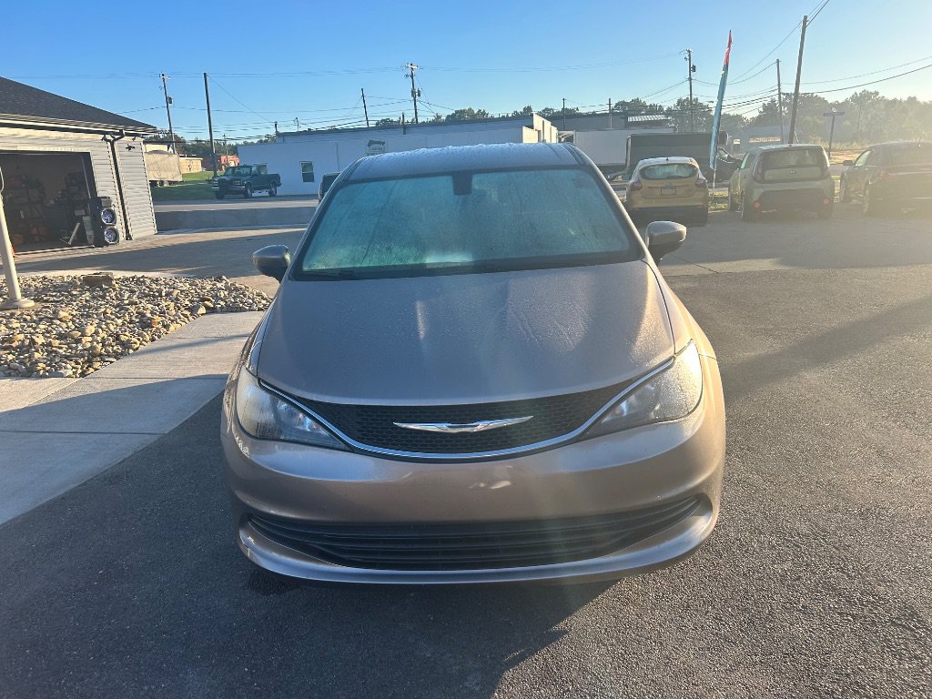 Used 2017 Chrysler Pacifica LX FWD image 2