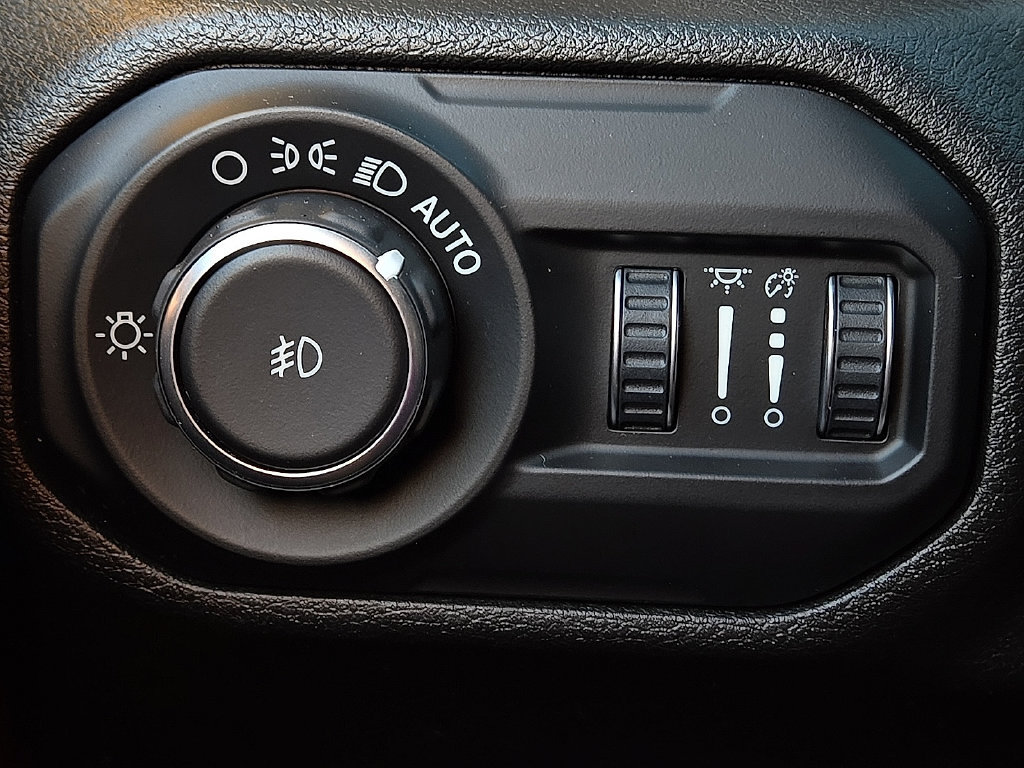 Used 2020 Jeep Wrangler Unlimited Sahara AWD/4WD image 17