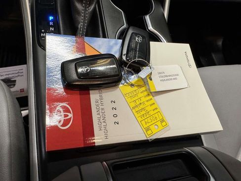 Used 2022 Toyota Highlander XLE AWD/4WD image 31