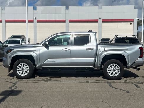 Used 2025 Toyota Tacoma SR5 image 9