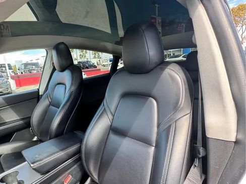 Used 2022 Tesla Model Y Long Range image 8