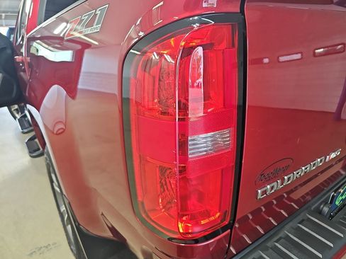 Used 2018 Chevrolet Colorado Z71 AWD/4WD image 39