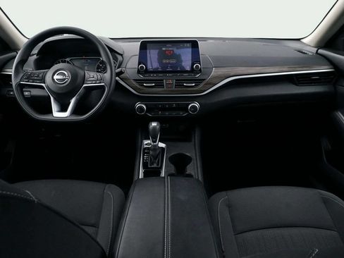 Used 2025 Nissan Altima 2.5 SV FWD image 19