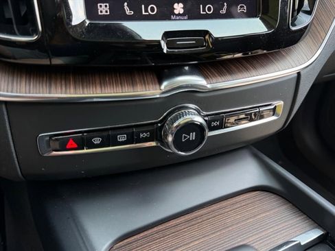 Used 2022 Volvo XC60 B5 Momentum AWD/4WD image 18