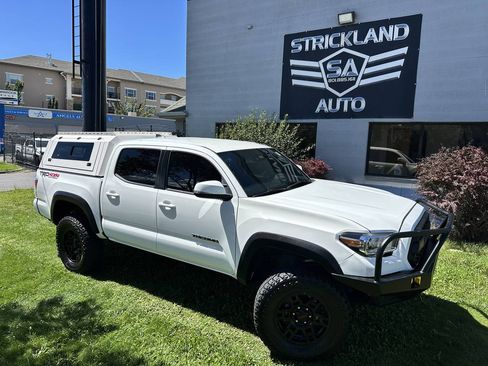 Used 2020 Toyota Tacoma TRD Off-Road w/ Technology Package AWD/4WD image 2