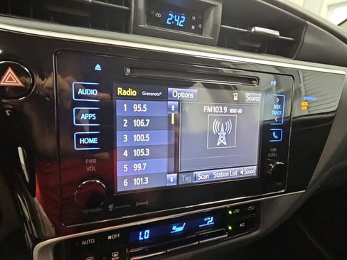 Used 2018 Toyota Corolla LE w/ LE Premium Package w/Moonroof FWD image 11