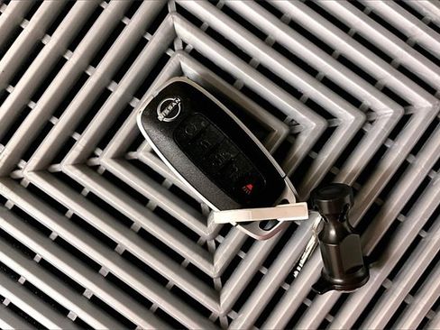 Used 2023 Nissan Rogue Platinum w/ Platinum Premium Package image 10