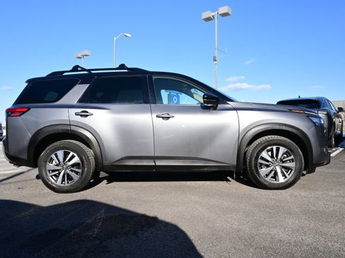 Used 2023 Nissan Pathfinder SL image 5