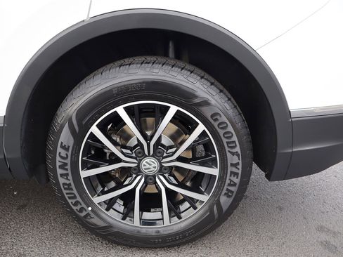 Certified 2021 Volkswagen Tiguan SE w/ Panoramic Sunroof Package image 11