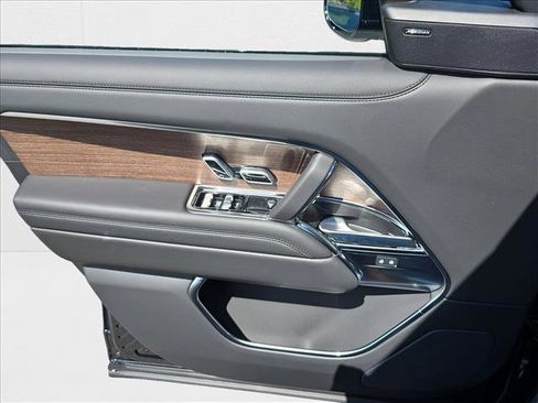 New 2025 Land Rover Range Rover Long Wheelbase SE image 28