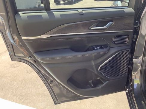 New 2023 Jeep Grand Cherokee Overland w/ Luxury Tech Group IV image 27