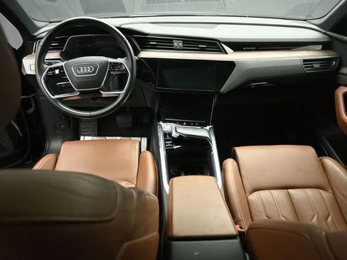 Used 2019 Audi e-tron Prestige w/ Prestige Package image 23
