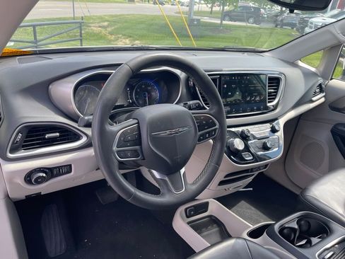Used 2023 Chrysler Pacifica Touring-L FWD image 10