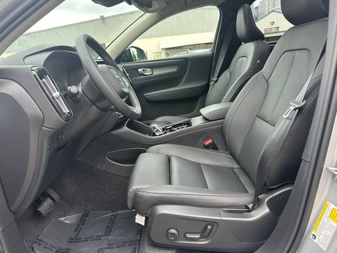 Used 2025 Volvo XC40 B5 Plus w/ Climate Package image 18