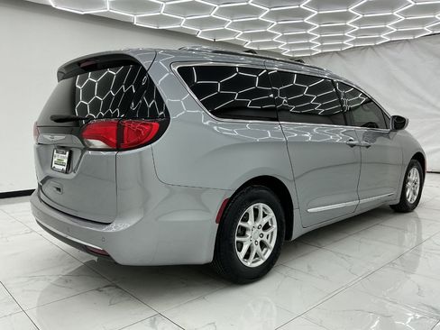 Used 2020 Chrysler Pacifica Touring-L FWD image 11