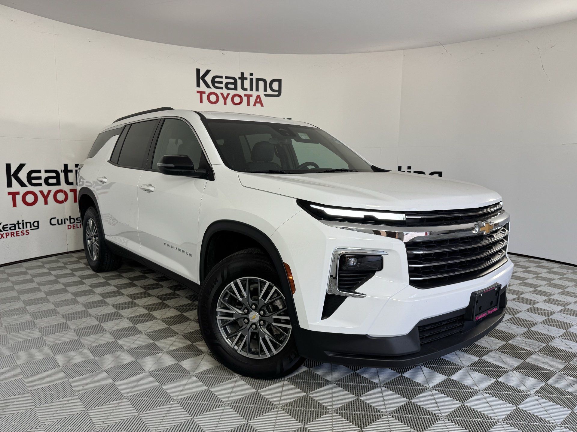 Used 2025 Chevrolet Traverse LT FWD image 3
