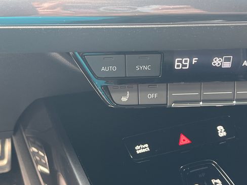 Used 2025 Audi Q4 e-tron Premium Plus image 58