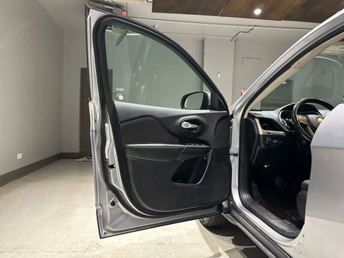 Used 2014 Jeep Cherokee Latitude w/ Comfort/Convenience Group image 16