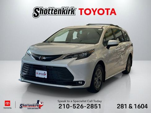 New 2026 Toyota Sienna XLE image 1