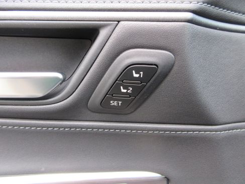 Used 2024 Toyota Venza XLE image 27