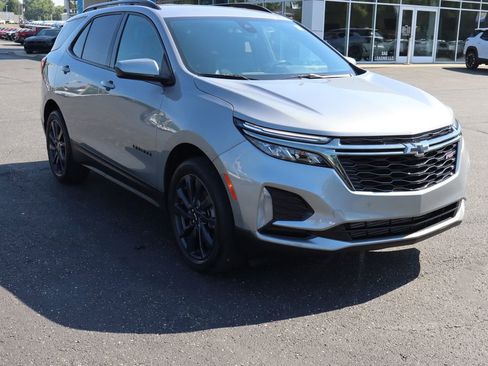 Used 2023 Chevrolet Equinox RS FWD image 2