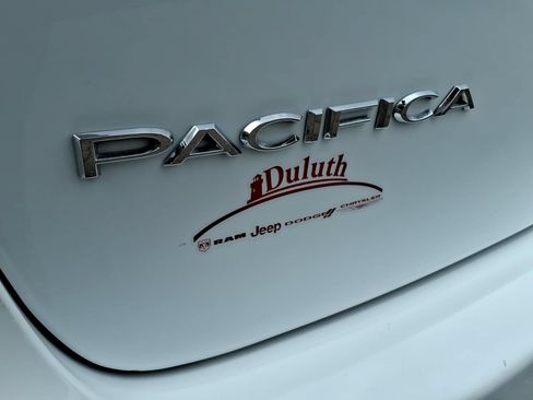 Used 2023 Chrysler Pacifica Touring-L FWD image 13