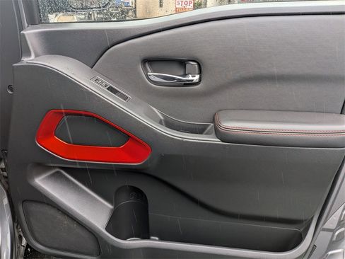 Used 2024 Nissan Frontier PRO-4X image 31